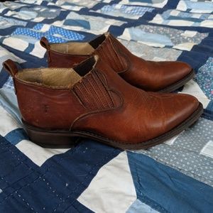 LIKE NEW Frye Billy Shootie in Cognac